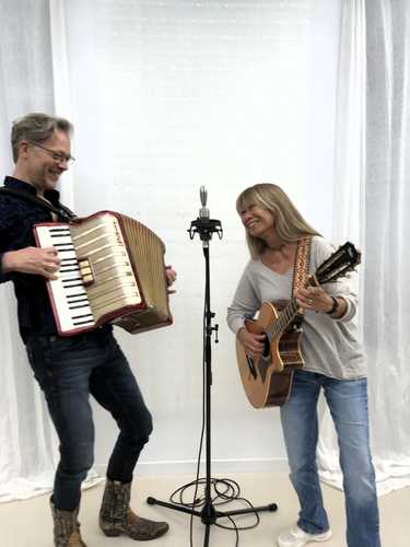 Voor de eerste keer spelen Bjorn van Rozen en ik samen in de Kleine Max in Utrecht: een selectie van mijn debuutalbum én een voorproefje van mijn komende album!